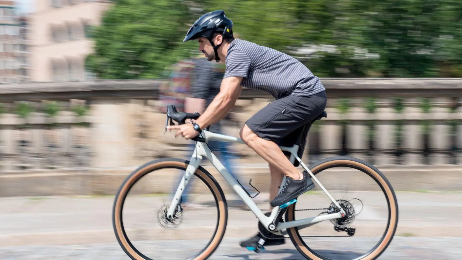 Passform, Ausstattung und Handhabung: Bei der Wahl des richtigen Fahrradhelms gibt es einiges zu beachten. (Foto: Zacharie Scheurer/dpa-tmn)