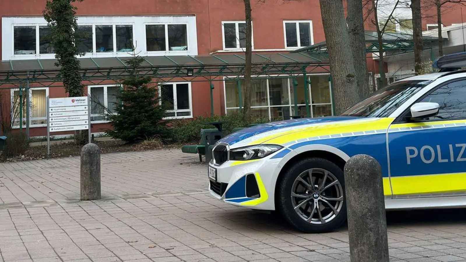 Nach der Schussabgabe war die Notaufnahme des Krankenhauses zunächst geschlossen.  (Foto: Daniel Löb/dpa)