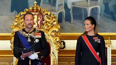 Im Parlament legte Haakon seinen Eid ab. An seiner Seite: Kronprinzessin Ingrid Alexandra.  (Foto: Lise Åserud/NTB Pool/dpa)