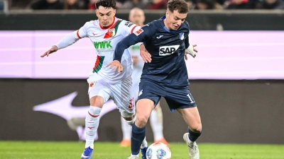 Waren Teil eines teils wilden Spiels: Augsburgs Fabien Rieder (links) und Fisnik Asllani von Hoffenheim. (Foto: Harry Langer/dpa)