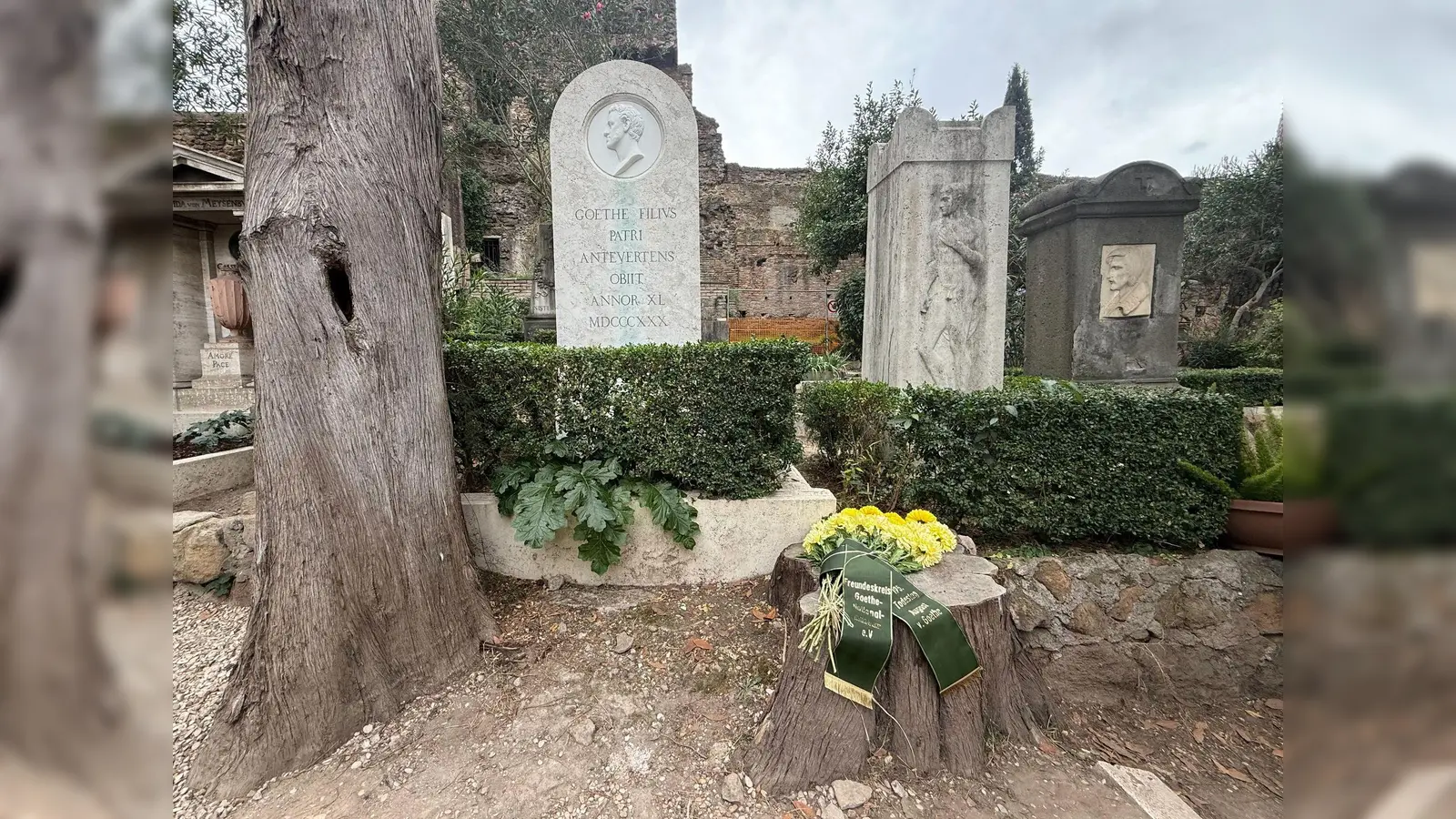 Das Grab von Goethes Sohn August in Rom wurde zum 195. Todestag restauriert - aber sein Vorname fehlt immer noch. (Foto: Christoph Sator/dpa)