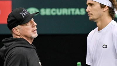 Boris Becker (l) fühlt mit Alexander Zverev. (Foto: Harald Tittel/dpa)