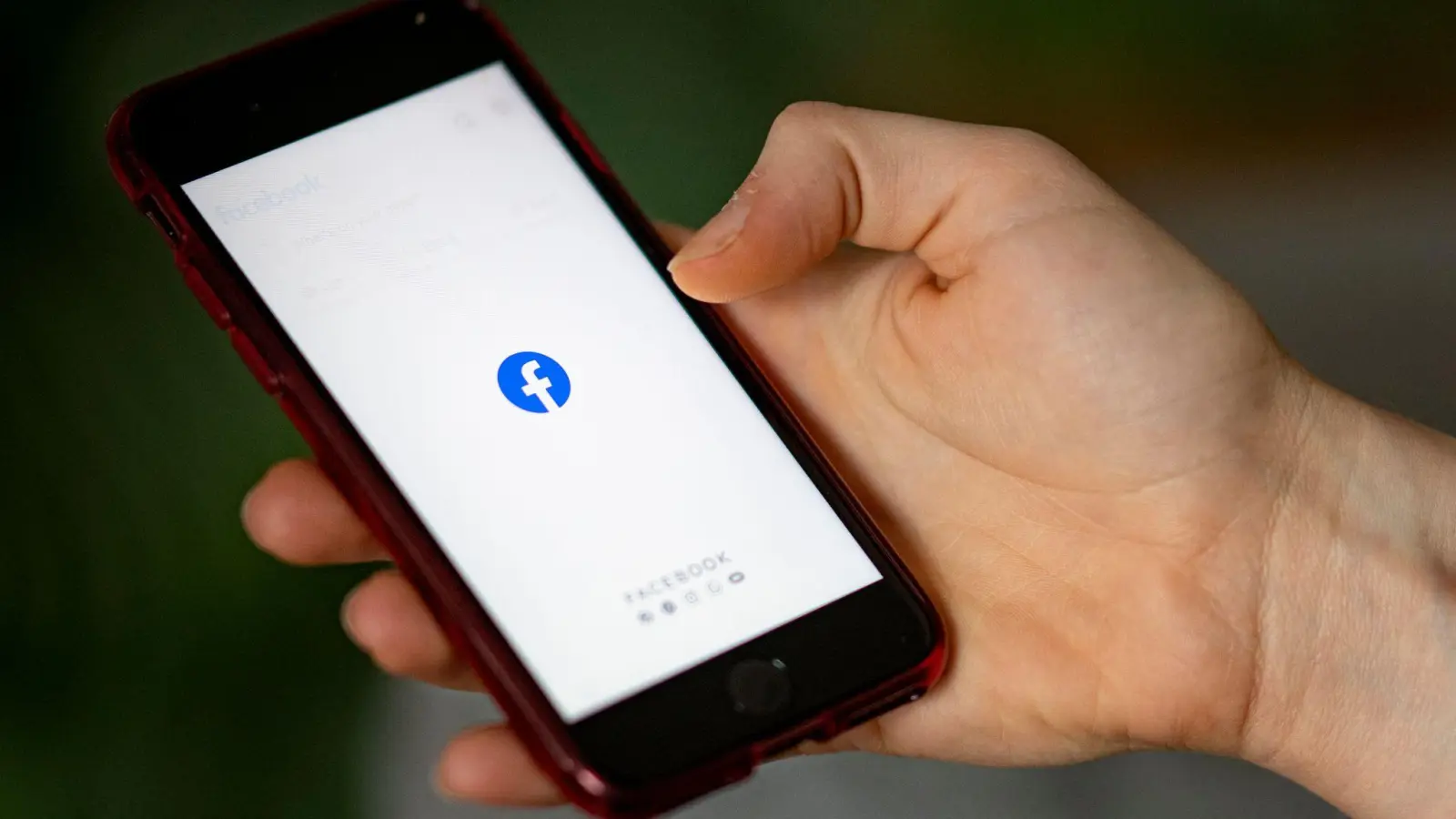 Der Datenschutz-Skandal um Cambridge Analytica wirkt für den Facebook-Konzern immer noch nach. (Archivbild) (Foto: Fabian Sommer/dpa)