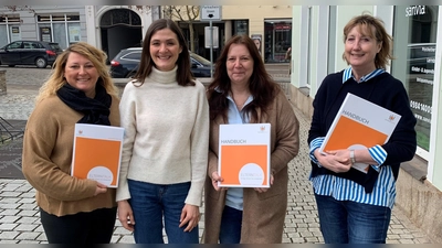 Freuen sich über das neue Projekt „Elterntalk“ im Landkreis Neustadt/Aisch-Bad Windsheim (von links): Tanja Siemund-Özcan, Nataša Eckert, Angela Brock und Gisela Heusinger-Herz. (Foto: Kinderschutzbund)