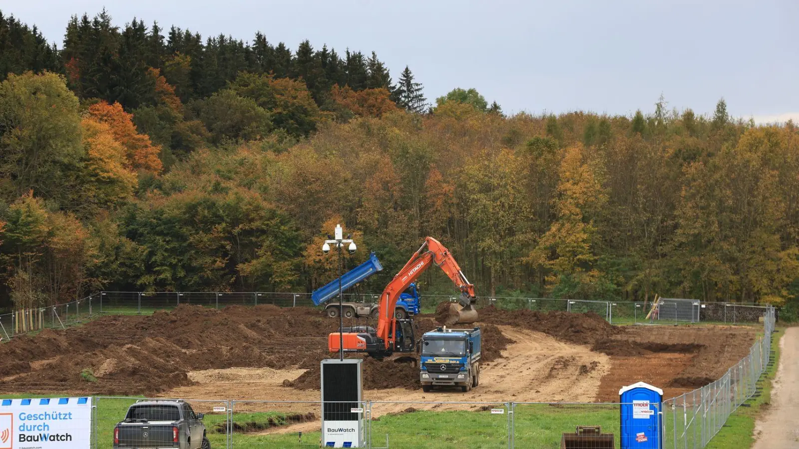 Noch steht der Bohrturm nicht. Doch das ist nur eine Frage der Zeit. Aus Sicht eines neuen Rechtsgutachtens hätte Bayern die geplante Gas-Bohrung im Landkreis Landsberg am Lech sehr wohl verhindern können. (Archivbild) (Foto: Karl-Josef Hildenbrand/dpa)