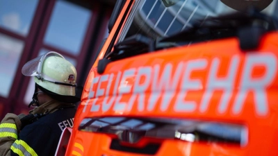 Die fehlende Rettungsgasse hat den Einsatz der Feuerwehr erschwert. (Symbolbild) (Foto: Marijan Murat/dpa)