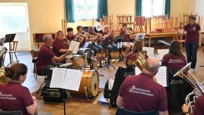Probenwochenende in der Dreschhalle in Altmannshausen: Dirigiert von Bettina Henninger wird hier am Stück „Rauschende Feste“ gefeilt. (Foto: Judith Marschall)