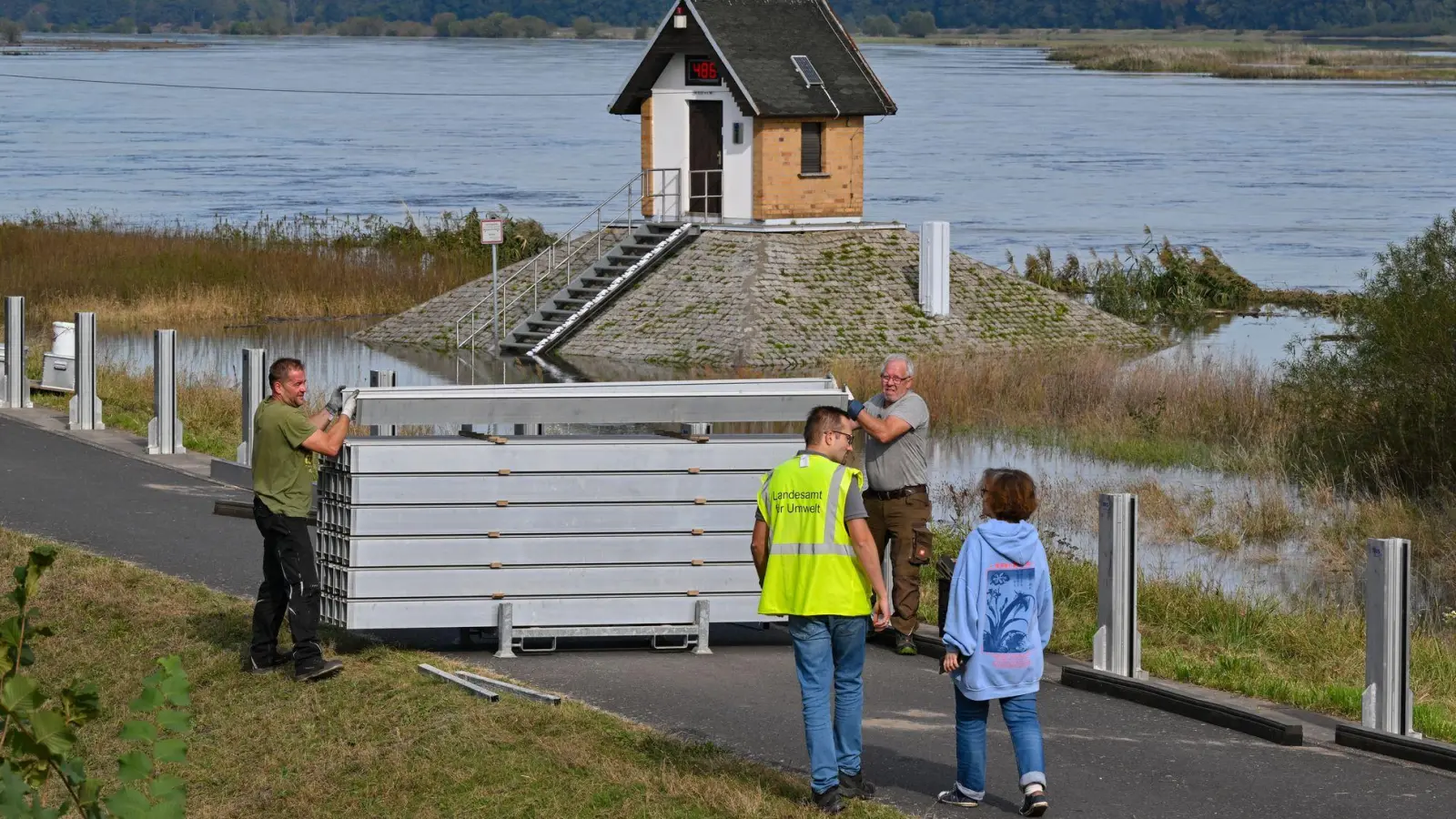 Eine Hochwasserschutzwand soll in Ratzdorf an der Oder die Wassermassen fernhalten. (Foto: Patrick Pleul/dpa)