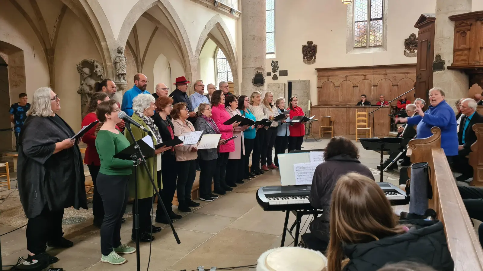 Der Gesang- und Musikverein Feuchtwangen interpretierte unter der Leitung von Birgit Mathes ein Stück aus den „Carmina Burana“ von Carl Orff. (Foto: Margit Schwandt)