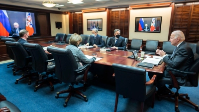 US-Präsident Joe Biden (r) spricht per Videogeschalte mit Kremlchef Wladimir Putin. (Foto: Adam Schultz/White House/Planet Pix via ZUMA Press Wire/dpa)