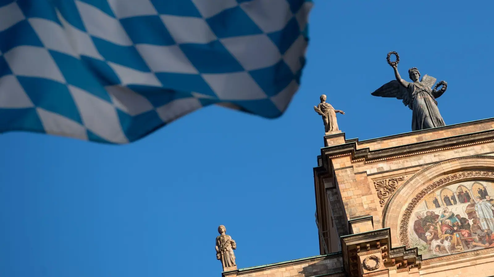 CSU und Freie Wähler wollen ein freiwilliges „Bayernjahr“ etablieren. (Archivbild) (Foto: Sven Hoppe/dpa)