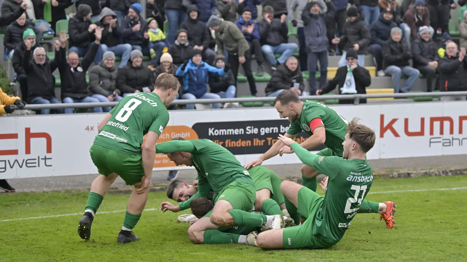 Die Sitze im Xaver-Bertsch-Sportpark, von denen es einige Ansbacher Zuschauer beim Sieg über Bayern München II riss, stammen aus dem Ronhof. Dort wollen die nullneuner, hier nach dem späten Siegtreffer über München, wieder jubeln. (Foto: Martin Rügner)