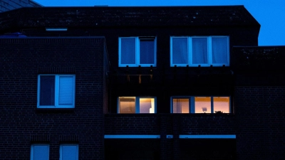 Abschreckung für Einbrecher: Smarte Lichtsteuerungen können das Zuhause während des Urlaubs bewohnt wirken lassen. (Foto: Daniel Bockwoldt/dpa/dpa-tmn)