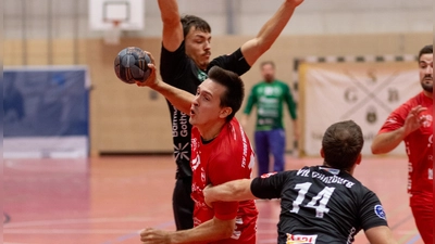 Nikola Stojanov (mit Ball) hielt den TSV 2000 Rothenburg gegen Günzburg (oben Jonathan Cremer, rechts Johannes Laubinger) mit sechs Treffern lange auf der Siegerstraße. (Foto: Markus Zahn)