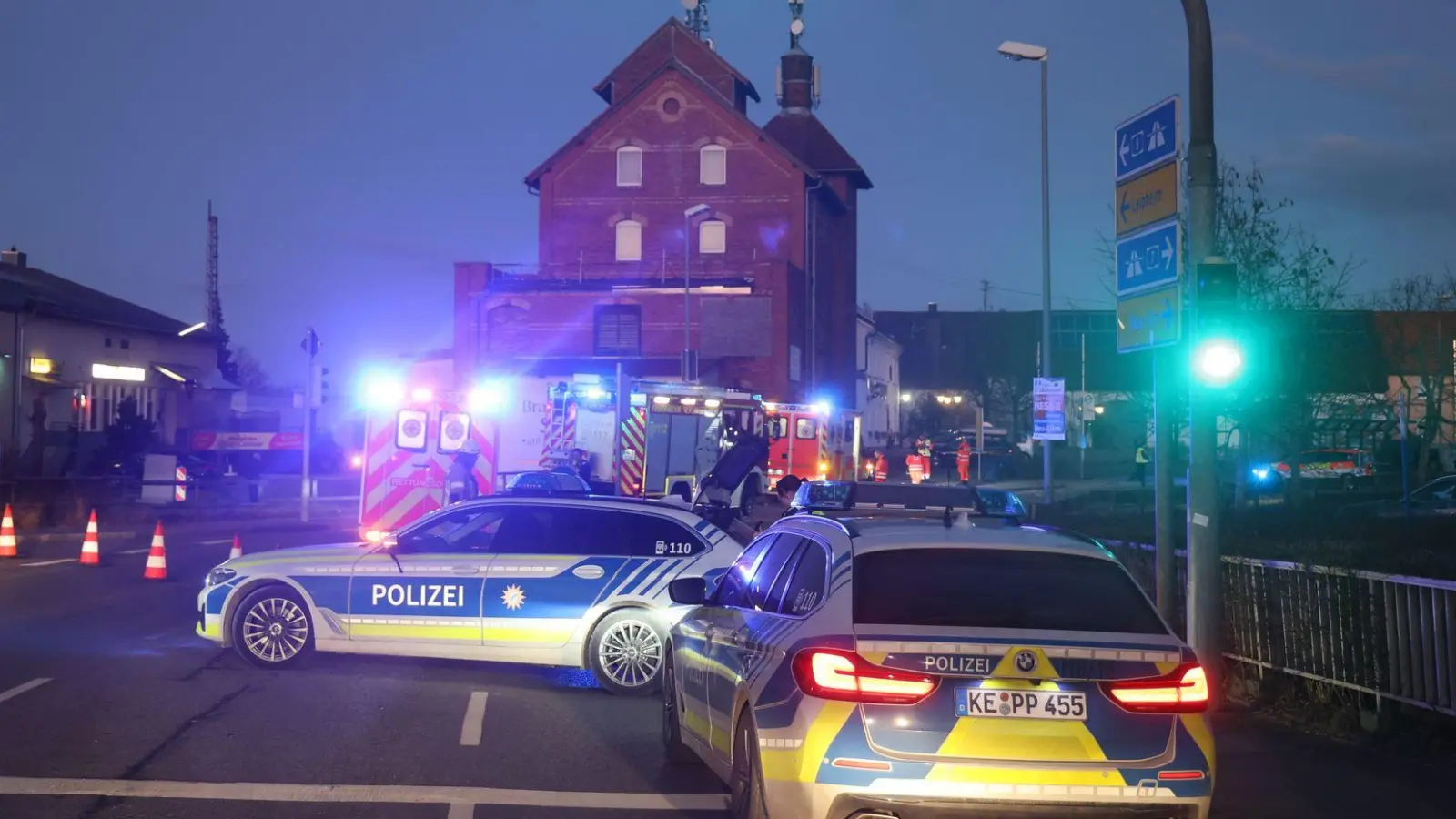  In Nersingen erfasst ein Auto drei Menschen. Ein Notarzt wird mit dem Hubschrauber zum Einsatzort gebracht. (Foto: Ralf Zwiebler/dpa)