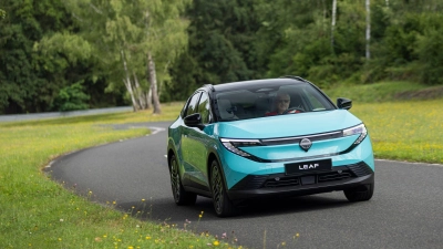 Kein ungeschriebenes Blatt: Der neue Nissan Leaf fährt nun schon in dritter Generation um die Gunst der Kunden. (Foto: Guillem Hernandez/Nissan/dpa-tmn)