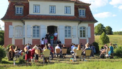 Die erste Lesung am Eyerloher Schlösschen im Bad Windsheimer Freilandmuseum stimmt das Ensemble des Freilandtheaters aufs nächste Stück ein. Der Förderverein muss sich jetzt allerdings auflösen. (Foto: Hans-Jochen Teufel)