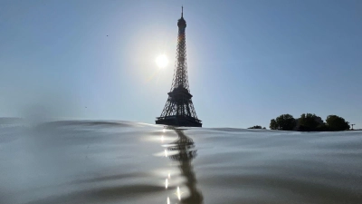 Eines der neuen Freibäder in der Seine ist nicht weit vom Eiffelturm entfernt (Archivbild). (Foto: Jan Woitas/dpa)