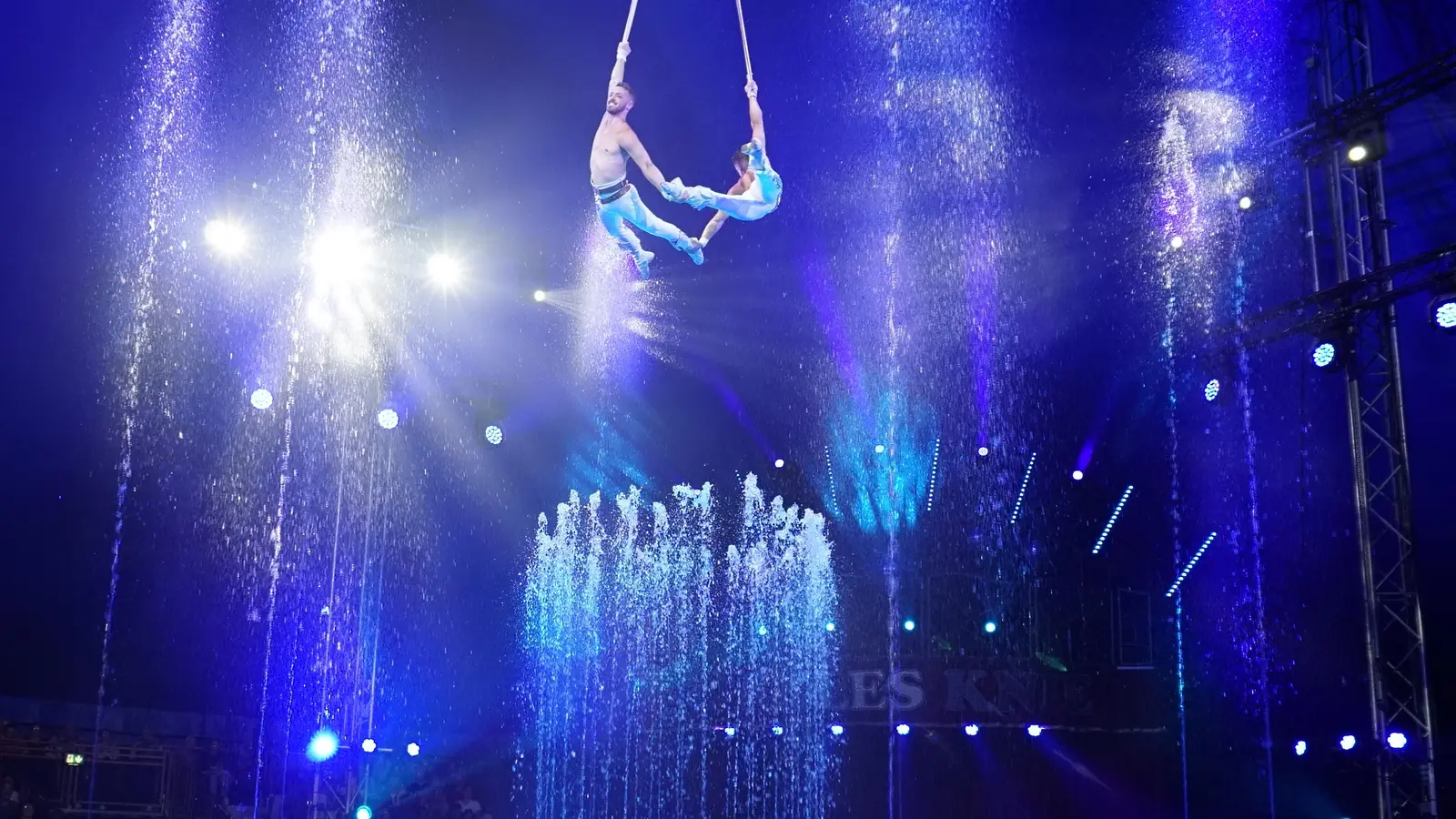 Magie aus Wasser, Licht und Akrobatik: Devin und Davide turnen unter der Zirkuskuppel an den Strapaten.  (Foto: Andrea Walke)