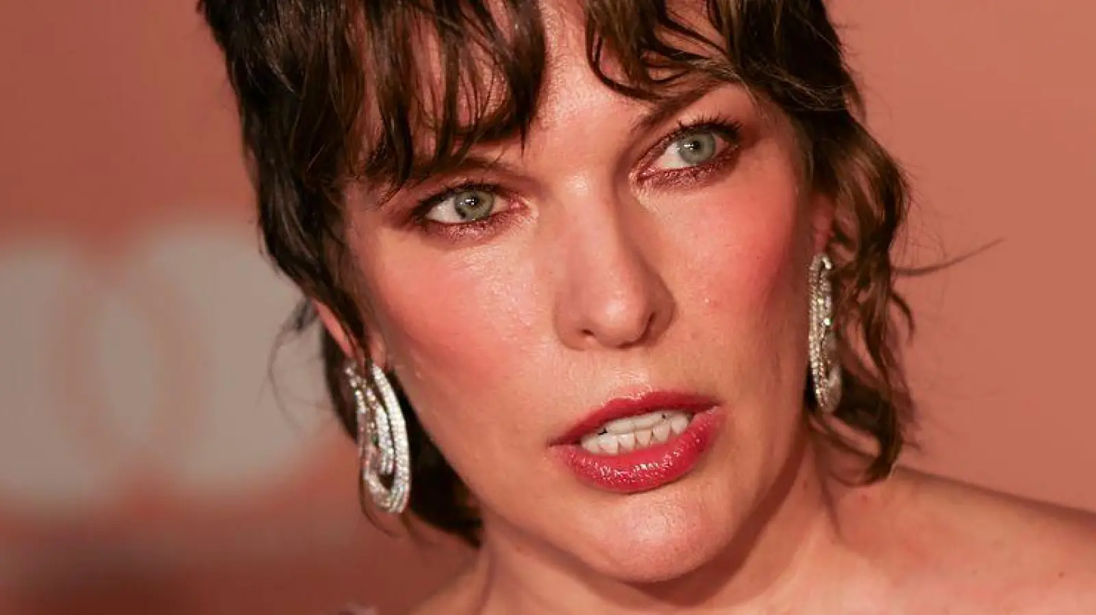 Milla Jovovich ist unter anderem mit der „Resident Evil“-Reihe weltbekannt geworden. (Foto: Vianney Le Caer/Invision/AP)