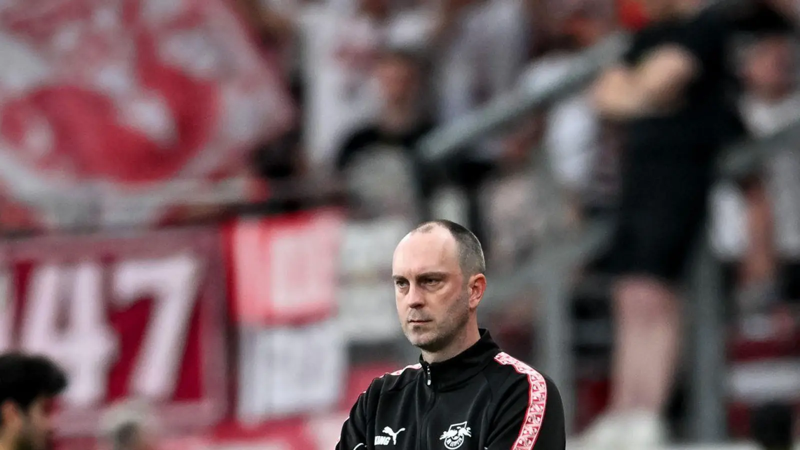 Leipzigs Trainer Ole Werner hat Kritik am Verhalten eines Balljungen beim Spiel in Leverkusen geübt. (Foto: Fabian Strauch/dpa)
