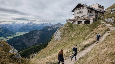 Wassersparmodus in den Alpen: Wer in den Bergen wandern geht, sollte lieber genug Wasser dabei haben – Nachfüllen könnte Gebühr kosten oder teilweise gar nicht möglich sein. (Foto: Nicolas Armer/dpa/dpa-tmn)