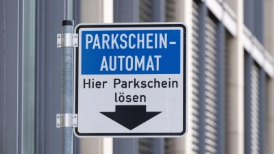 In Kempten will die Stadtverwaltung nach einem mutmaßlichen Millionendiebstahl die Parkscheinautomaten-Leerung neu organisieren. (Symbolbild) (Foto: Sebastian Kahnert/dpa)