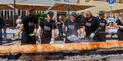 Zehn Meter lang war der erste Baumstriezel und damit auf jeden Fall weltrekordverdächtig. (Foto: Evi Lemberger)