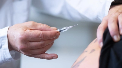 Nach einer Impfung fordert ein Mann von seiner Ärztin Schmerzensgeld. (Archivbild) (Foto: Sebastian Kahnert/dpa)