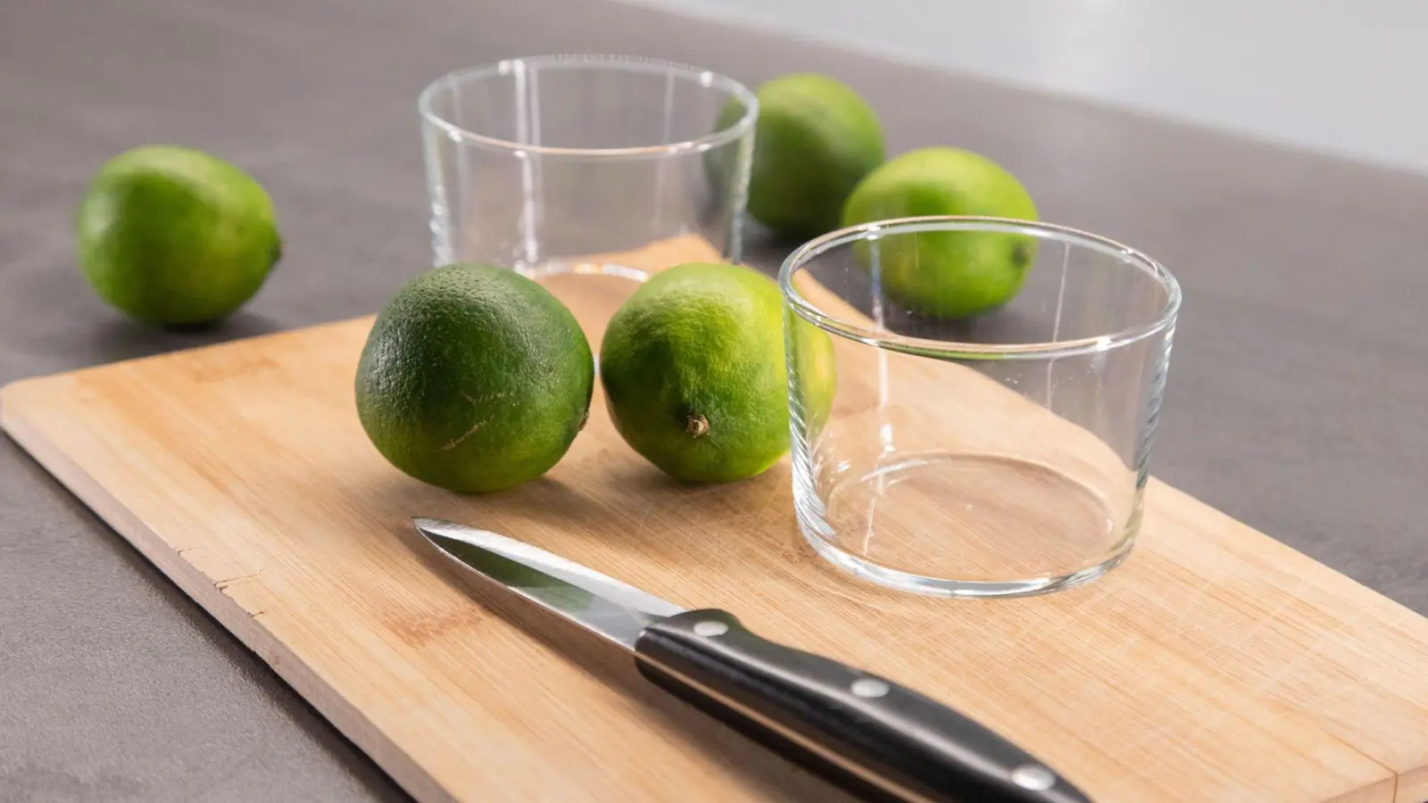 Mit welcher Schnitttechnik lassen sich Limetten besser auspressen? (Foto: Christin Klose/dpa-tmn)