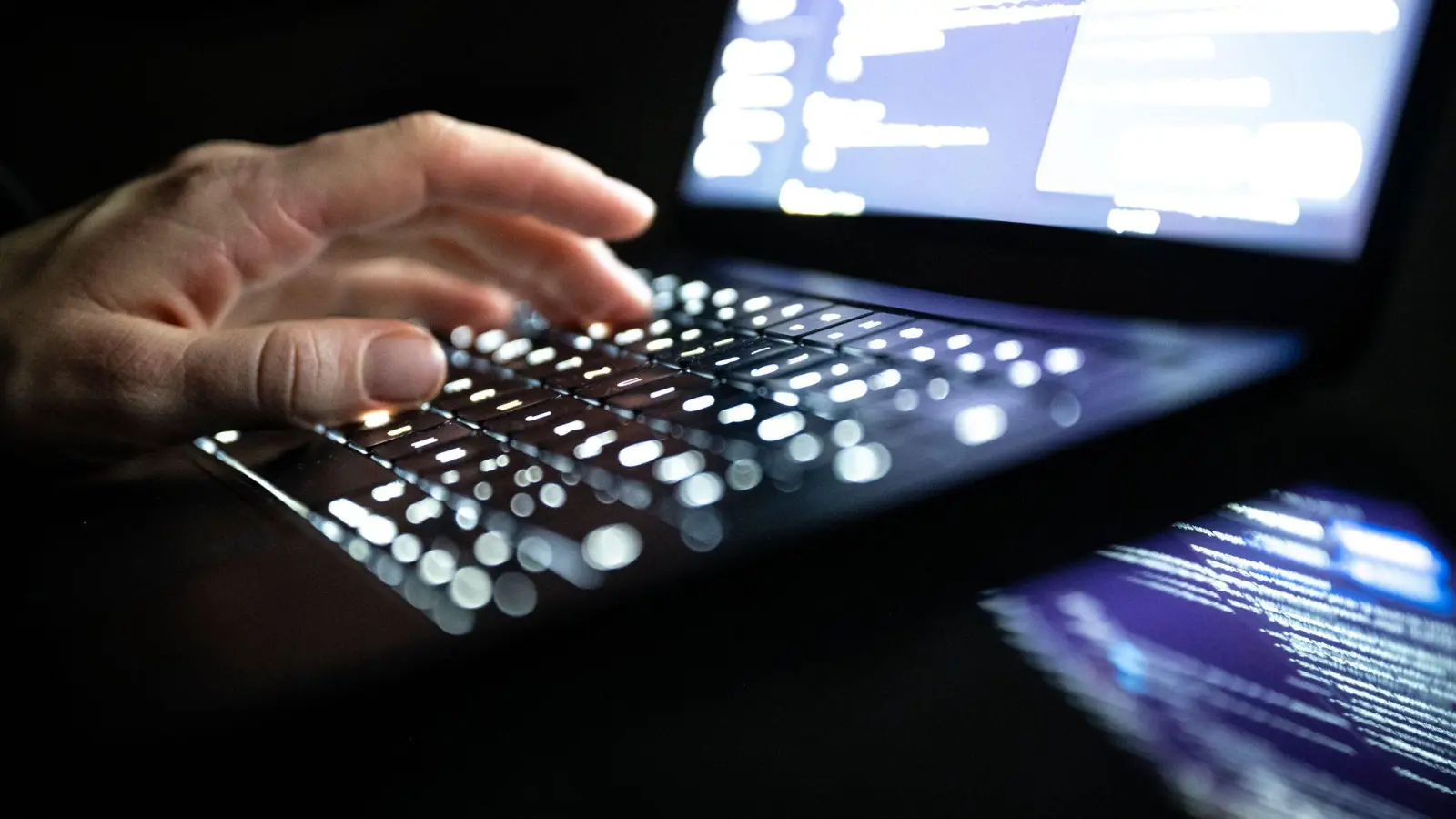 Der Energiekonzern Eon sieht eine zunehmende Zahl von Cyberangriffen auf seine Energienetze.  (Foto: Philip Dulian/dpa)