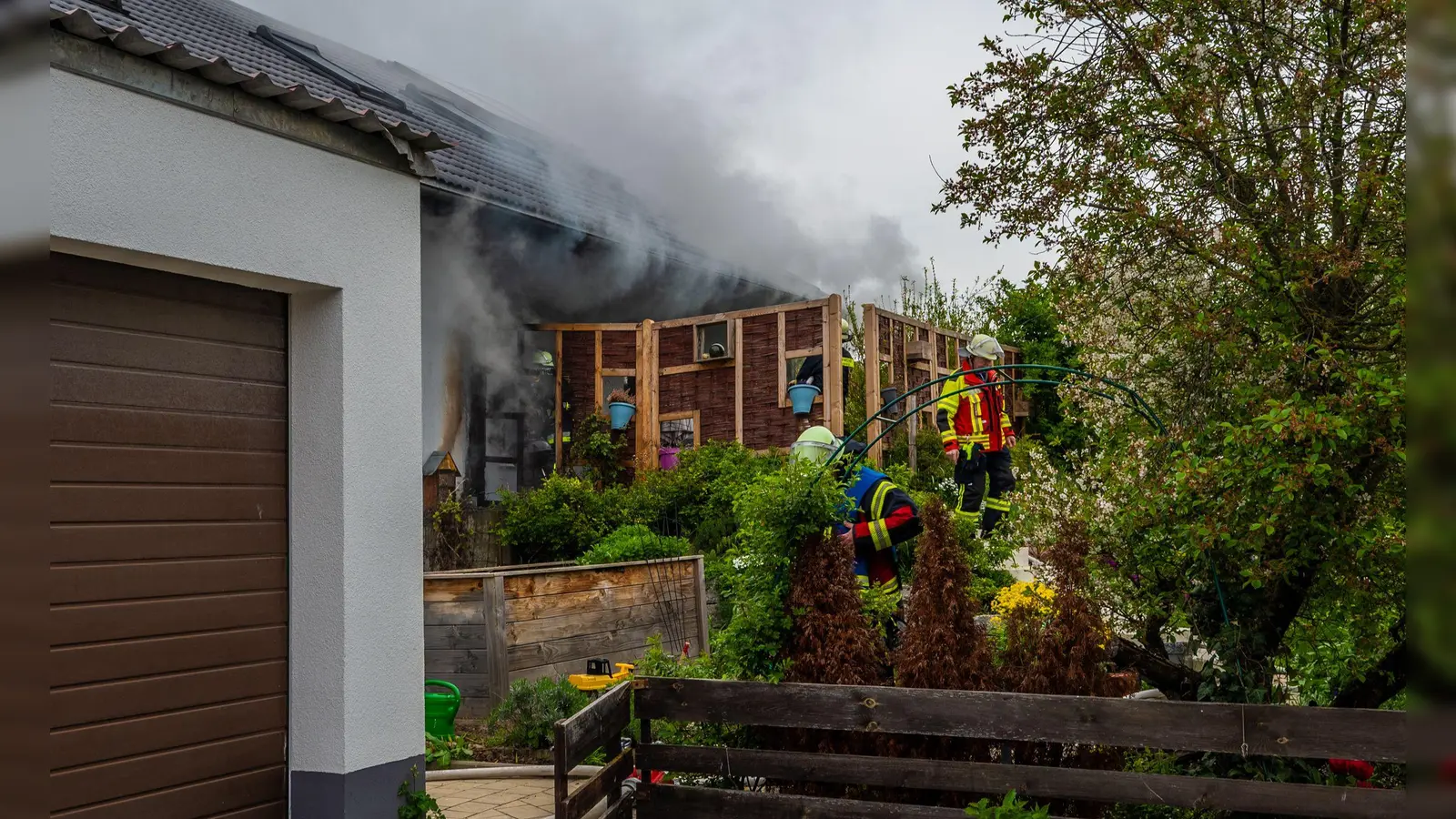 Auf der Terrasse des betroffenen Hauses qualmte es kräftig, doch die Feuerwehrkräfte konnten ein Übergreifen der Flammen aufs Dach verhindern und den Brand rasch löschen. (Foto: Johann Schmidt)