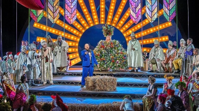 Michael Spyres gewinnt als Stolzing nicht nur seine Eva, sondern auch das Bayreuther Publikum. Über ihm - auf dem Handout-Bild abgeschnitten - fliegt eine bunte Kuh.  (Foto: Enrico Nawrath/Bayreuther Festspiele/dpa)