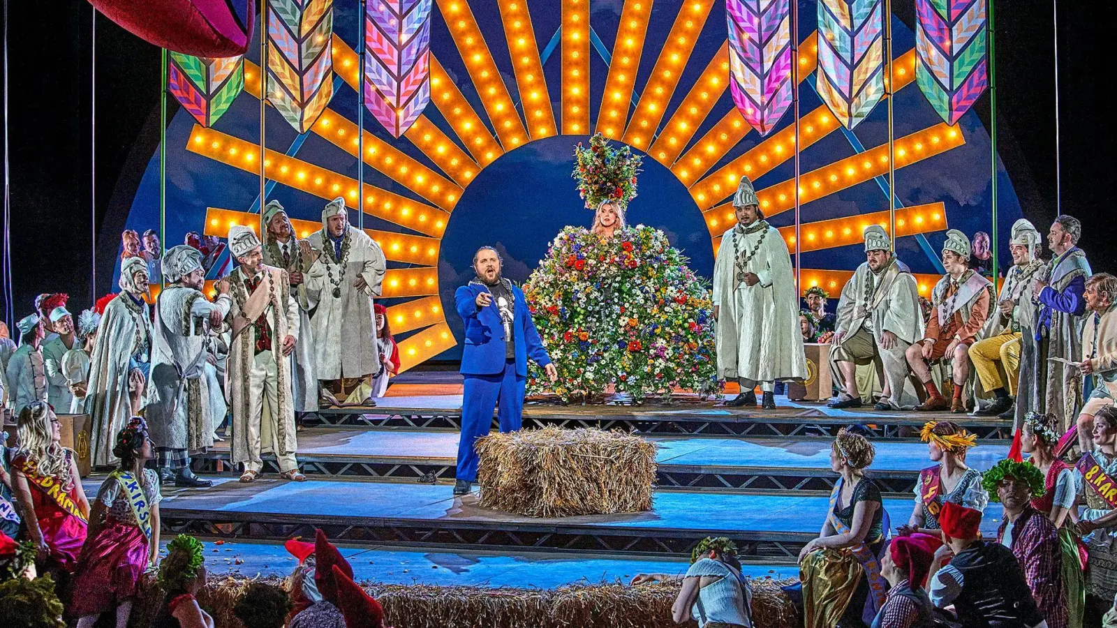 Michael Spyres gewinnt als Stolzing nicht nur seine Eva, sondern auch das Bayreuther Publikum. Über ihm - auf dem Handout-Bild abgeschnitten - fliegt eine bunte Kuh.  (Foto: Enrico Nawrath/Bayreuther Festspiele/dpa)