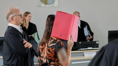 Die Angeklagte spricht vor Gericht unter anderem über die Beziehung zu Fabians Vater. (Foto: Bernd Wüstneck/dpa)