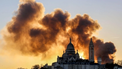 Nach Angaben der Polizei ist keiner der Beschäftigten bei dem Brand in einem Recyclingunternehmen in Paris verletzt worden. (Foto: Idhir Baha/AFP/dpa)