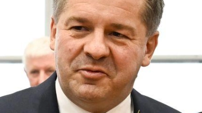 Sven Schulze bekommt Glückwünsche und einen Blumenstrauß vom AfD-Spitzenkandidaten Ulrich Siegmund.  (Foto: Hendrik Schmidt/dpa)