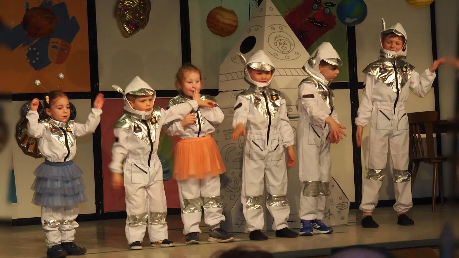 Die Mini-Astronauten tanzten auf der Erde. (Foto: Gerhard Meierhöfer)