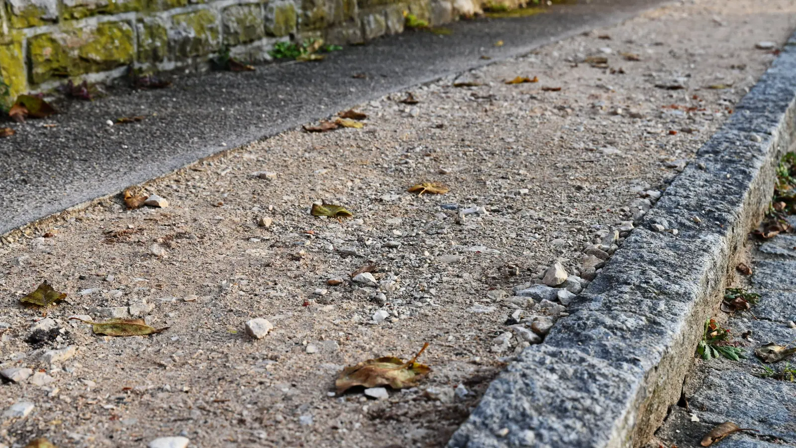 Um Glasfaserkabel bis zum Haus zu verlegen, werden Straßen und Gehwege aufgerissen – und in vielen Fällen nicht mehr ordentlich asphaltiert. Das ist in der Gemeinde Weihenzell der Fall. (Symbolbild: Luca Paul)