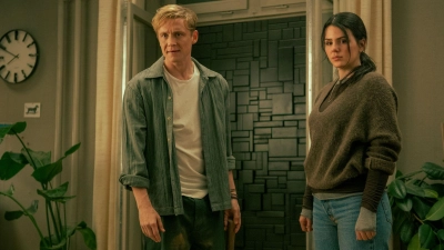 Tim (Matthias Schweighöfer) und Olivia (Ruby O. Fee) kämpfen gegen eine mysteriöse Wand. (Foto: Sasha Ostrov/Netflix/dpa)