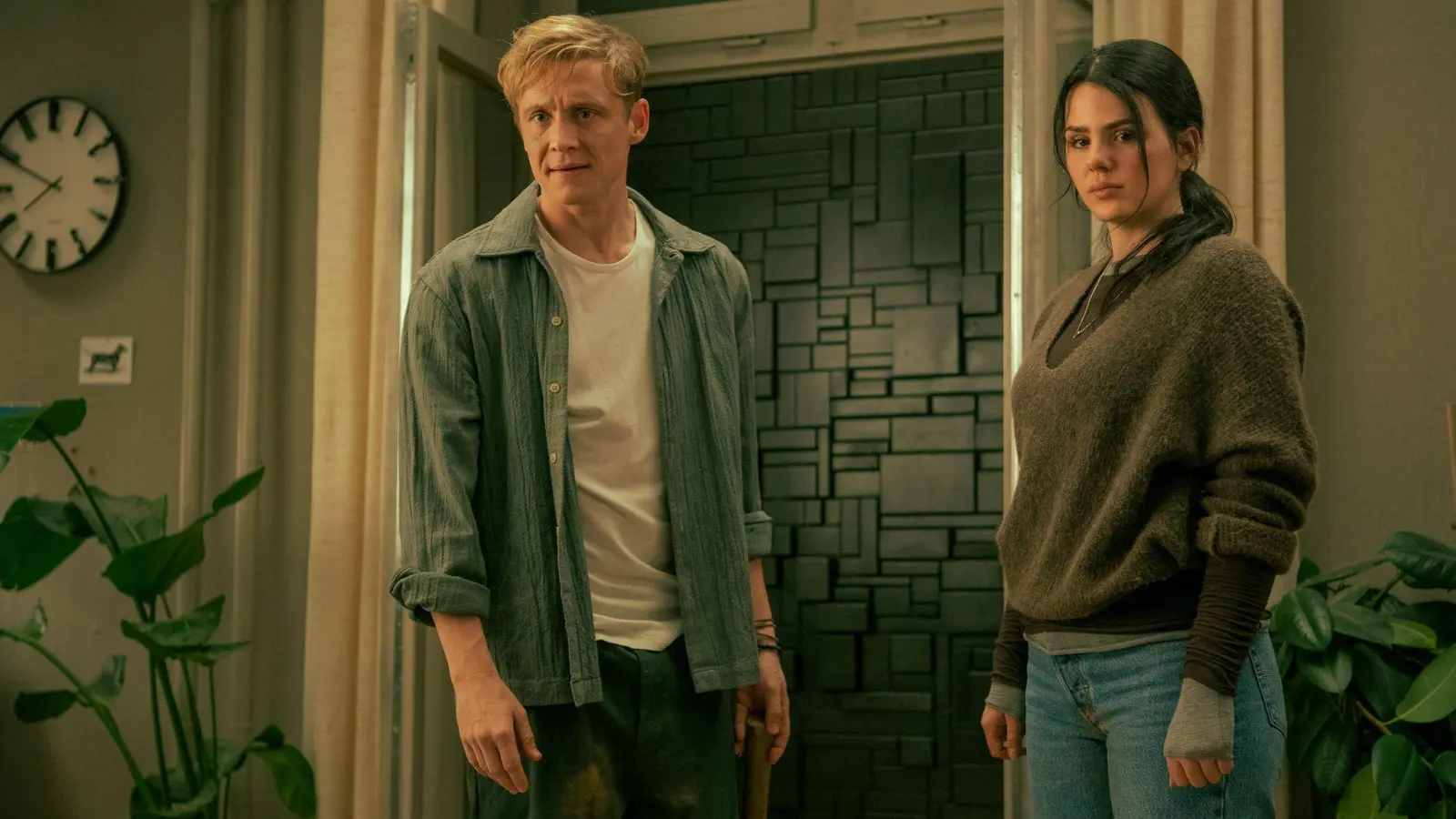Tim (Matthias Schweighöfer) und Olivia (Ruby O. Fee) kämpfen gegen eine mysteriöse Wand. (Foto: Sasha Ostrov/Netflix/dpa)