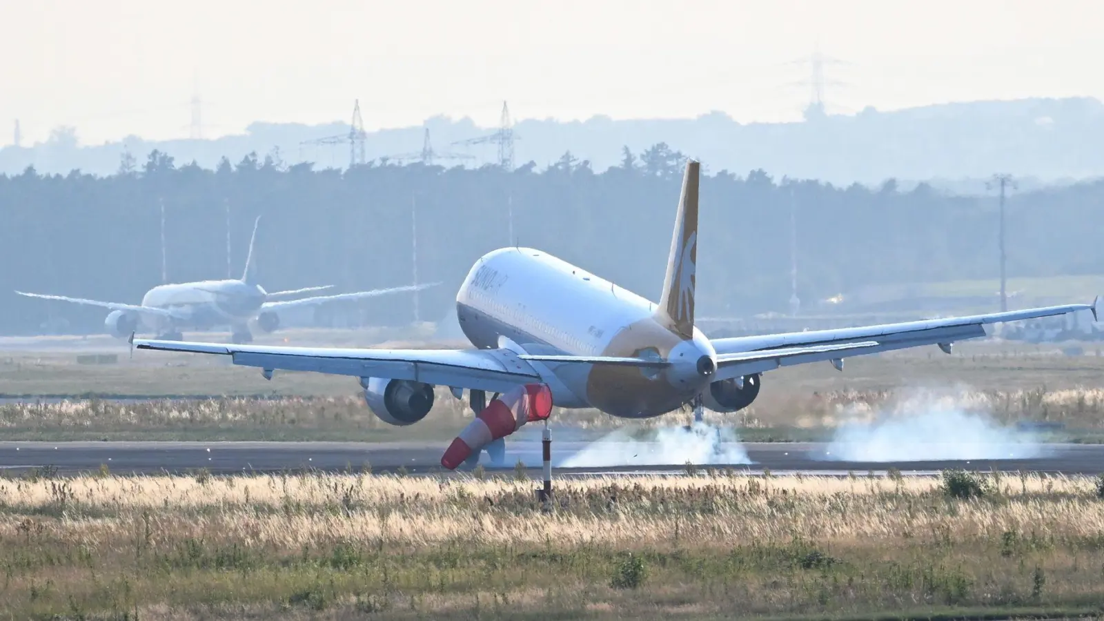Mit zwei Sonderflügen sind bislang 345 aus Israel ausgereiste Deutsche samt nächsten Angehörigen nach Deutschland gebracht worden.  (Foto: Arne Dedert/dpa)