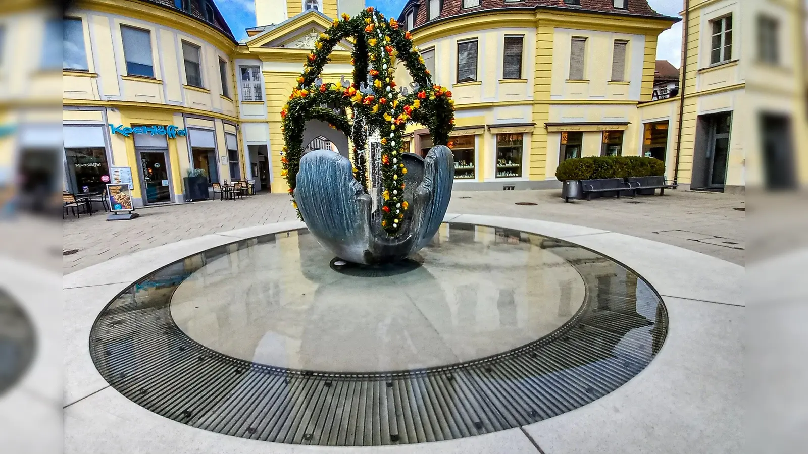 Der Osterbrunnen auf dem Platz vor dem Herrieder Tor in Ansbach ist ein gern gesehenes Motiv für Touristen. (Foto: Walter Röber)