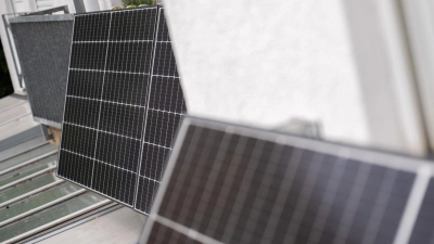 Steckersolargeräte im Aufwind: Die Zahl installierter Balkonkraftwerke in Deutschland hat 2025 die Marke von einer Million geknackt. (Foto: Sebastian Gollnow/dpa/dpa-tmn)