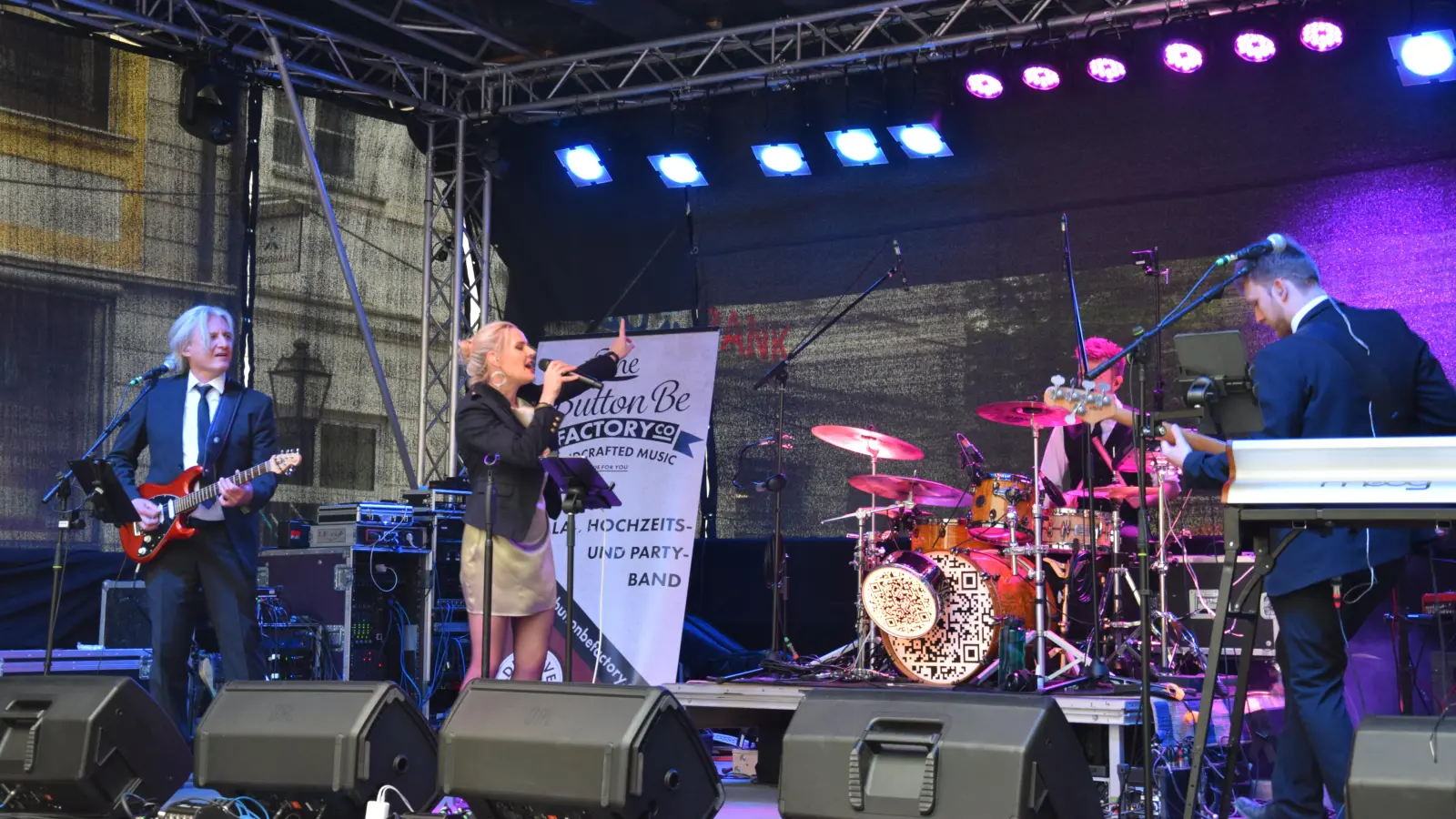 Die Gruppe „The Button Be Factory” spielt am Mittwoch auf dem Martin-Luther-Platz. „Es darf auch schon um 19.30 Uhr getanzt werden”, werden die Besucher animiert. (Foto: Florian Schwab)