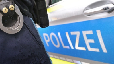 Die Polizei nahm im Landkreis Unterallgäu einen Mann fest, der seinen Mieter bedroht haben soll. (Symbolbild) (Foto: Karl-Josef Hildenbrand/dpa)