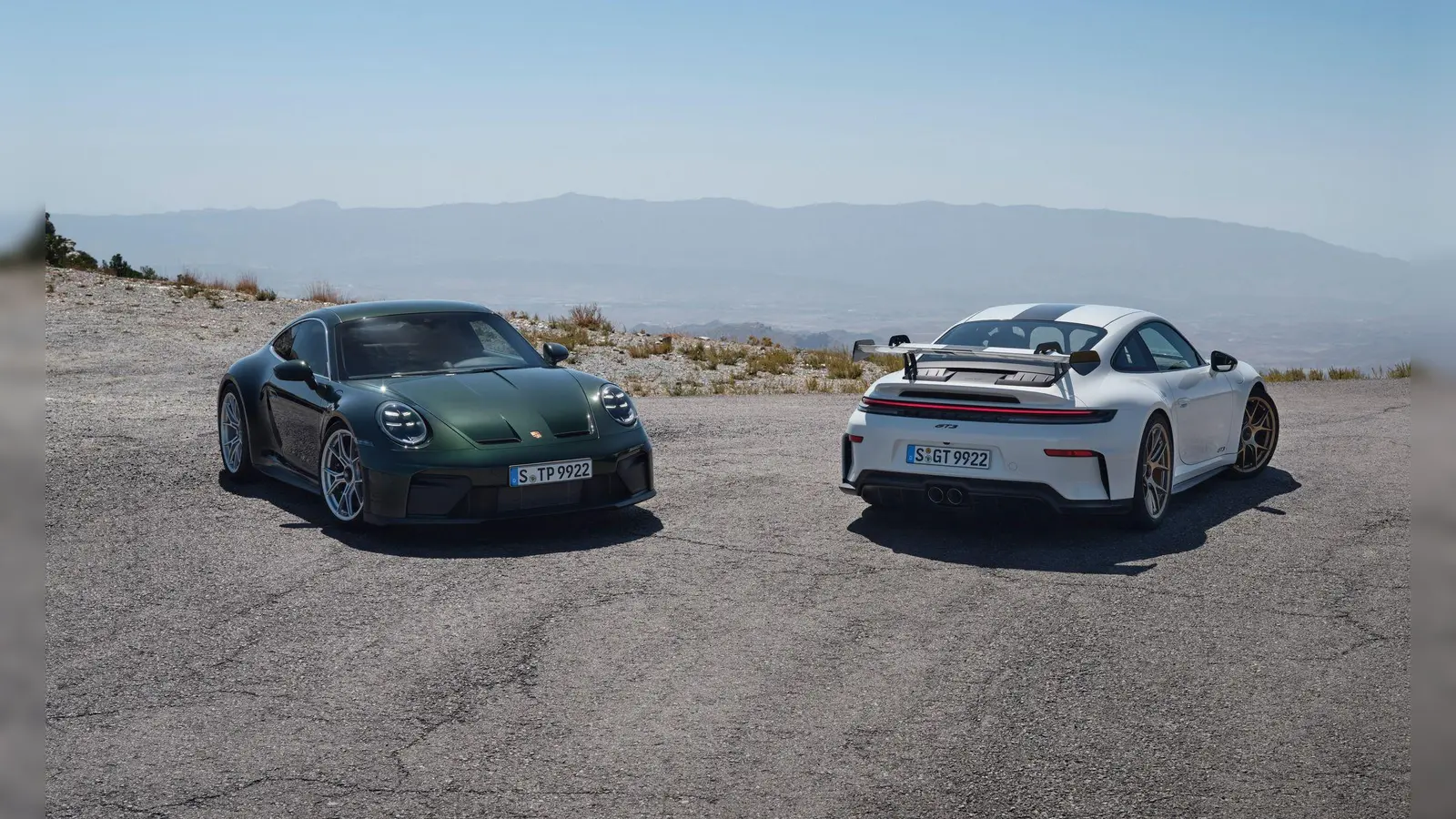 Porsche überarbeitet den 911 GT3 mit einem neuen Interieur, aktualisiertem Motor und einem dezenten Touring-Paket. (Foto: Porsche AG/dpa-tmn)