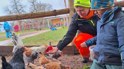 Auch Hühner gibt es am „kleinen Hof”. (Foto: Daniela Ramsauer)