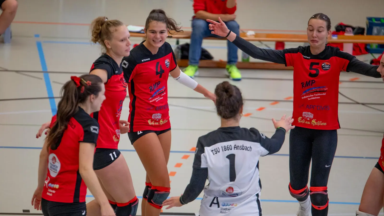 Die Ansbacher Volleyballerinnen durften auch im Auswärtsspiel über Satzgewinne jubeln. (Foto: Markus Zahn)