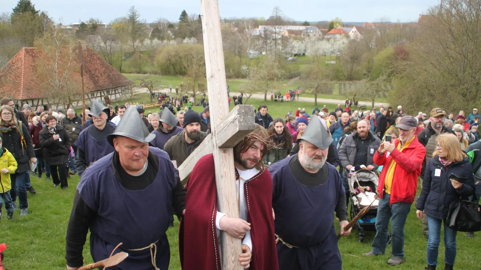 Die Besucher begleiten Jesus, gespielt von Michael Hufnagel, hinauf zum Museumshügel, der zur Kreuzigungsstätte Golgatha wurde. (Foto: Hans-Bernd Glanz)